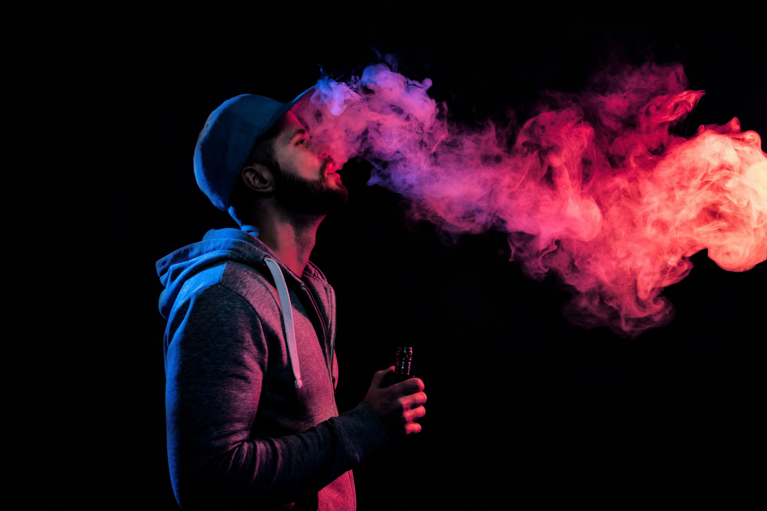 Hombre sacando humo